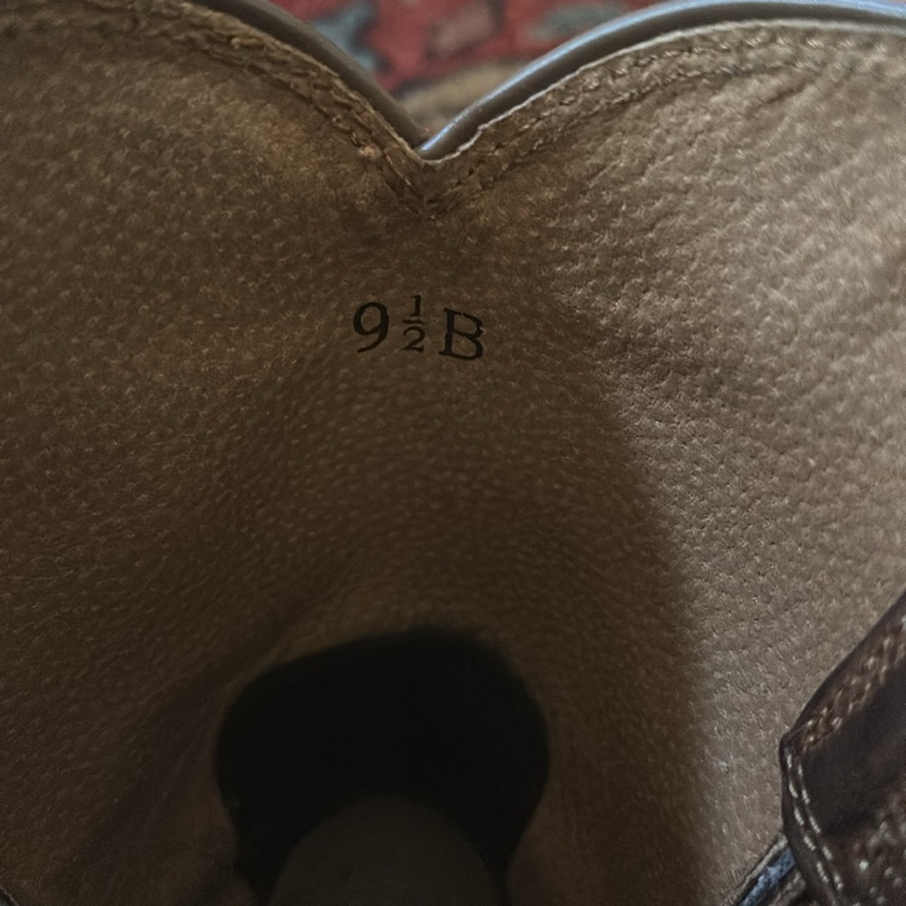 Ariat boots
Size 9.5
Nearly new condition, one a handful of times
Perfect treads - Picture 5 of 6